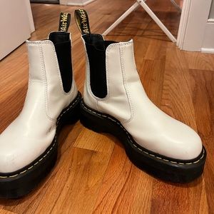 2976 Smooth Leather White Platform Leather Chelsea Boots Dr. Martens docs
